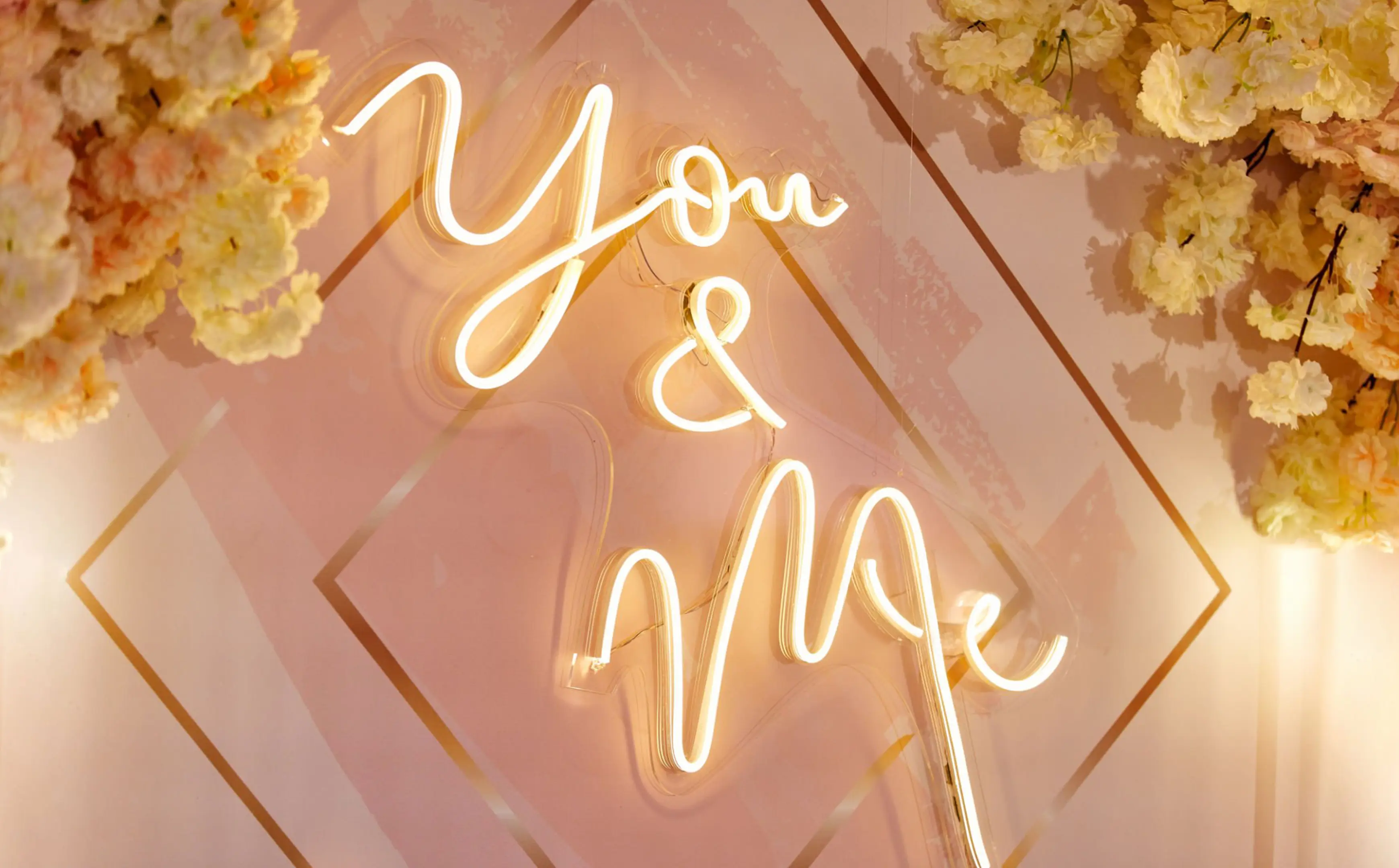 Elegant wedding table décor at Jasmine Lounge
